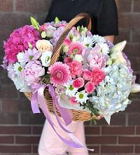 Композиция солнечный день в Дыдымкине Цветочная композиция из Розы, Хризантемы, Пионы и Лизиантусы в корзине в Дыдымкине